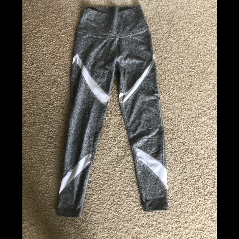 aerie gray and white leggings